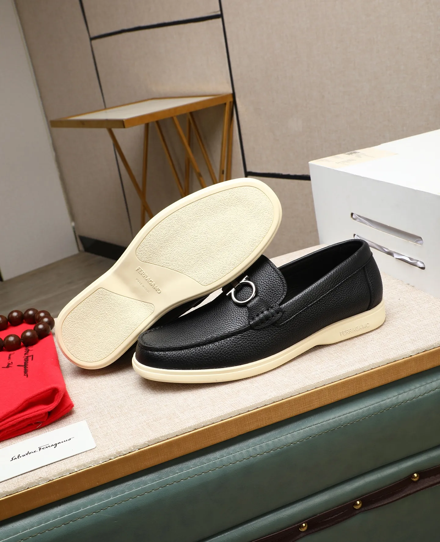 Men's shoes 💰580 📛📛(water-dyed cow lining) Salvatore Ferragamo high-end (Salvatore Ferragamo) is the top international luxury footwear brand. It comes from the fashion kingdom of Italy. It is famous all over the world for its traditional handmade design and novel styles... 🚶🏻🚶🏻New suit shoes are available simultaneously at the counter. This style is purely handmade. The fabric is imported Italian calfskin➕Soft water-dyed cowhide lining. Original authentic outsole🌀🌀Size: 38➖44 (45 46 customized)